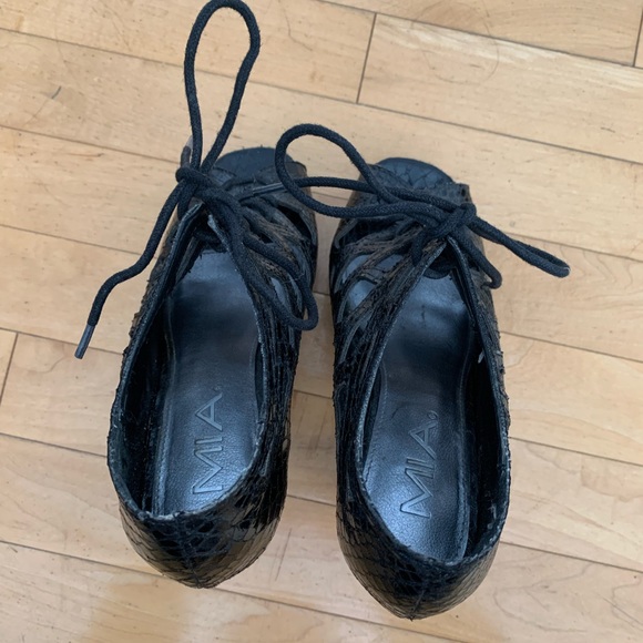 ⭐️HOST PICK⭐️ [6]👡MIA caged platform heels - Picture 5 of 9